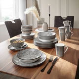 Kombiservice Tokyo 30-teilig auf einem Tisch, mit modernem schwarz-weißem Muster, aus der Perspektive von schräg oben fotografiert.