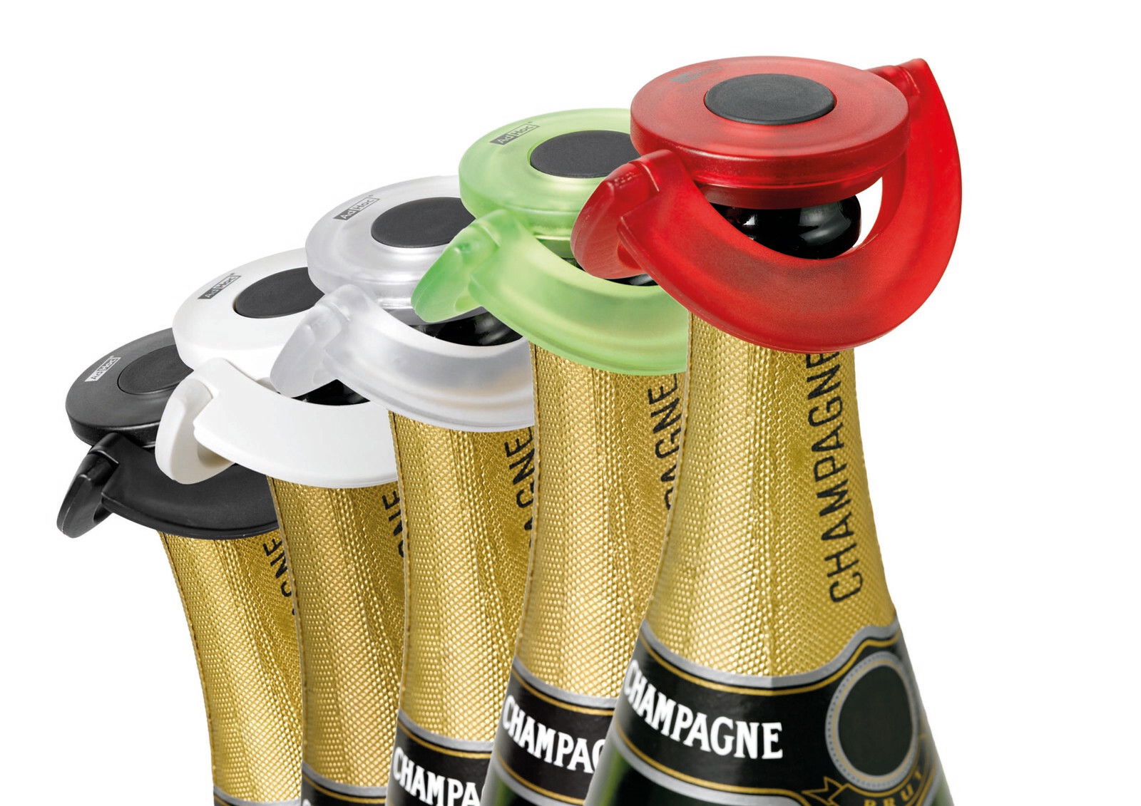 Verschiedene farbige Sekt- und Champagnerverschlüsse auf Flaschen, seitliche Perspektive