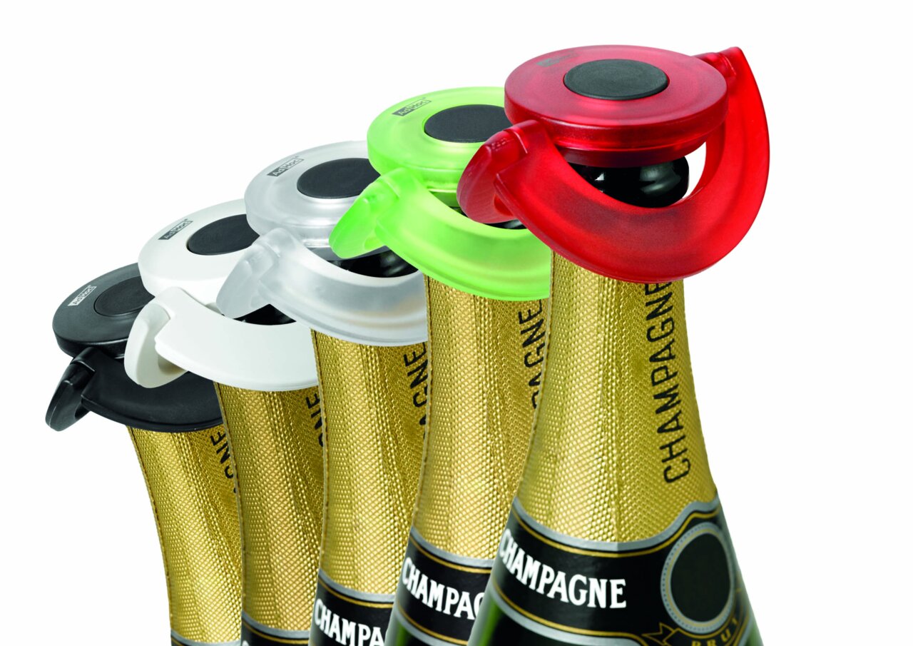 Verschiedene farbige Sekt- und Champagnerverschlüsse auf Flaschen, seitliche Perspektive