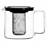 Glaskanne mit Metallfilter und schwarzem Deckel, seitliche Perspektive