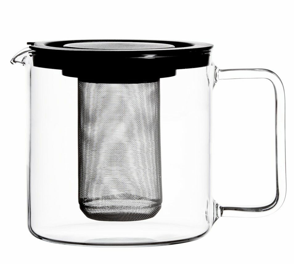 Glaskanne mit Metallfilter und schwarzem Deckel, seitliche Perspektive