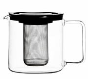 Glaskanne mit Metallfilter und schwarzem Deckel, seitliche Perspektive