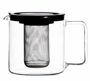 Glaskanne mit Metallfilter und schwarzem Deckel, seitliche Perspektive