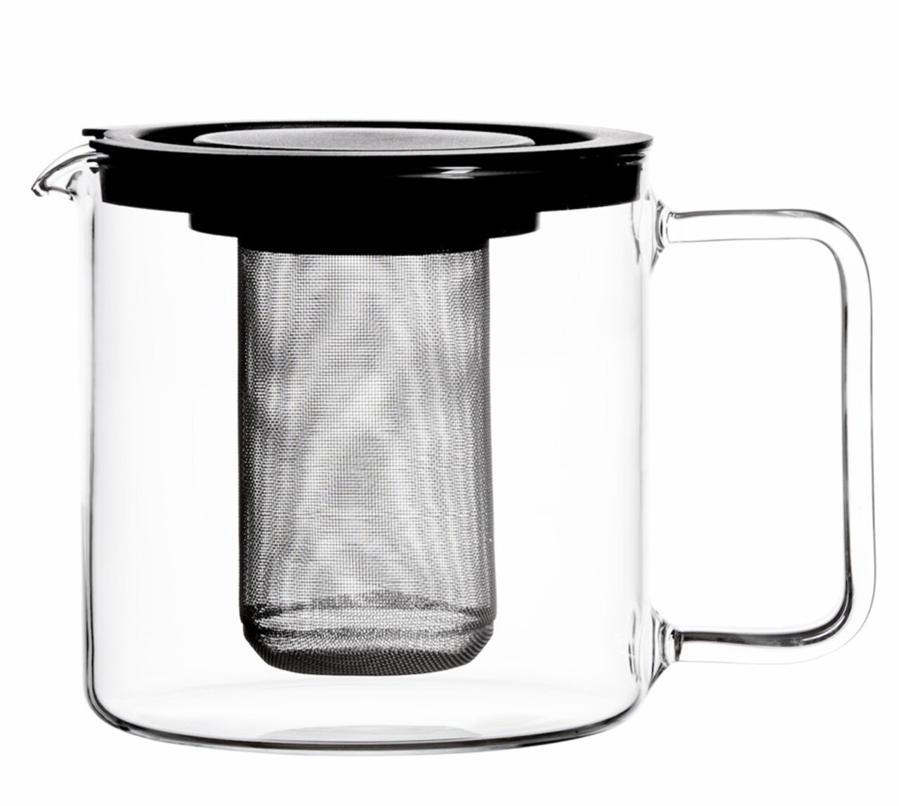 Glaskanne mit Metallfilter und schwarzem Deckel, seitliche Perspektive