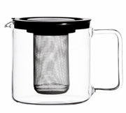 Glaskanne mit Metallfilter und schwarzem Deckel, seitliche Perspektive
