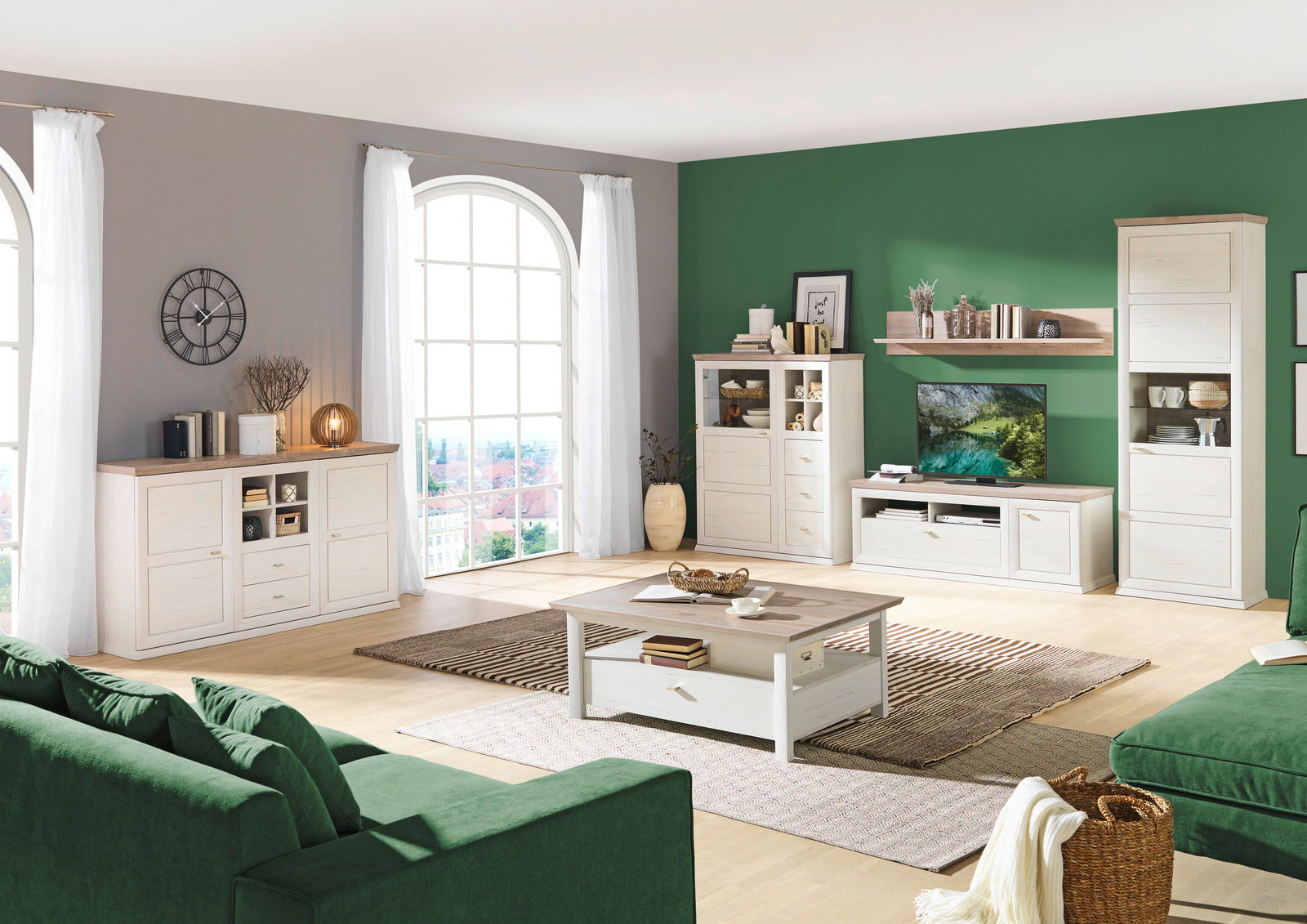 Wohnzimmer mit moderner Wohnwand, Sideboard und Couchtisch in heller Holzoptik, Perspektive von vorne