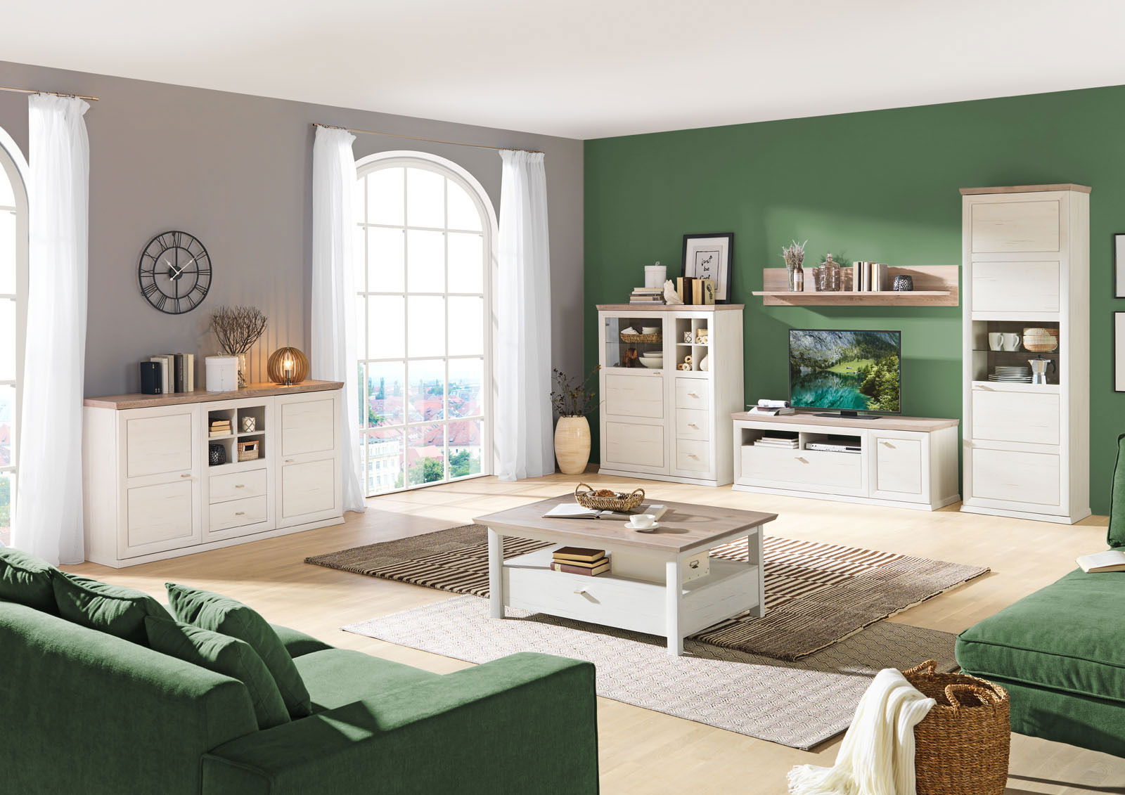 Wohnzimmer mit moderner Wohnwand, Sideboard und Couchtisch in heller Holzoptik, Perspektive von vorne