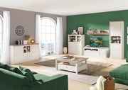 Wohnzimmer mit moderner Wohnwand, Sideboard und Couchtisch in heller Holzoptik, Perspektive von vorne