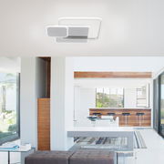 Moderne Deckenleuchte in einem stilvollen Wohnzimmer, von unten betrachtet