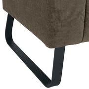 Nahaufnahme einer 2er-Sitzbank mit schwarzem Metallgestell und braunem Stoffbezug, seitliche Perspektive