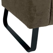 Nahaufnahme einer 2er-Sitzbank mit schwarzem Metallgestell und braunem Stoffbezug, seitliche Perspektive