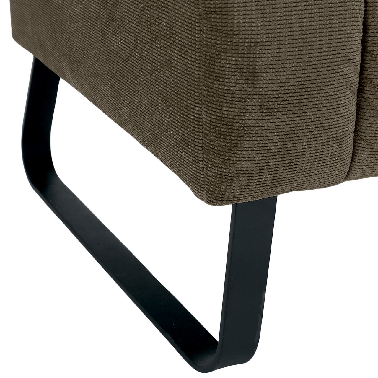 Nahaufnahme einer 2er-Sitzbank mit schwarzem Metallgestell und braunem Stoffbezug, seitliche Perspektive