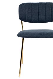 Moderner Stuhl mit blauem Stoffbezug und goldenen Metallbeinen, seitliche Perspektive