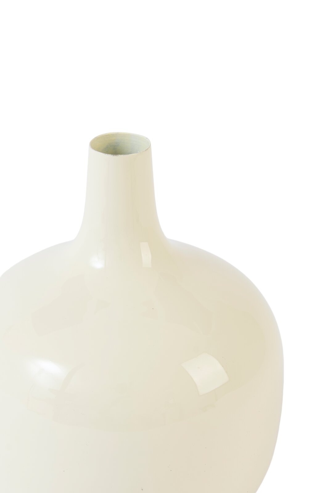 Cremeweiße, glänzende Vase mit bauchigem Korpus und schmalem Hals, in frontaler Nahaufnahme leicht von oben vor weißem Hintergrund
