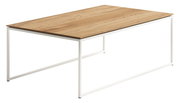 Moderner Couchtisch mit rechteckiger Holzplatte und weißem Metallgestell, seitliche Perspektive