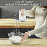 Handmixer 3Mix 4000 in Aktion, seitliche Perspektive, beim Mixen von Zutaten in einer Glasschüssel auf einer Küchenarbeitsplatte.