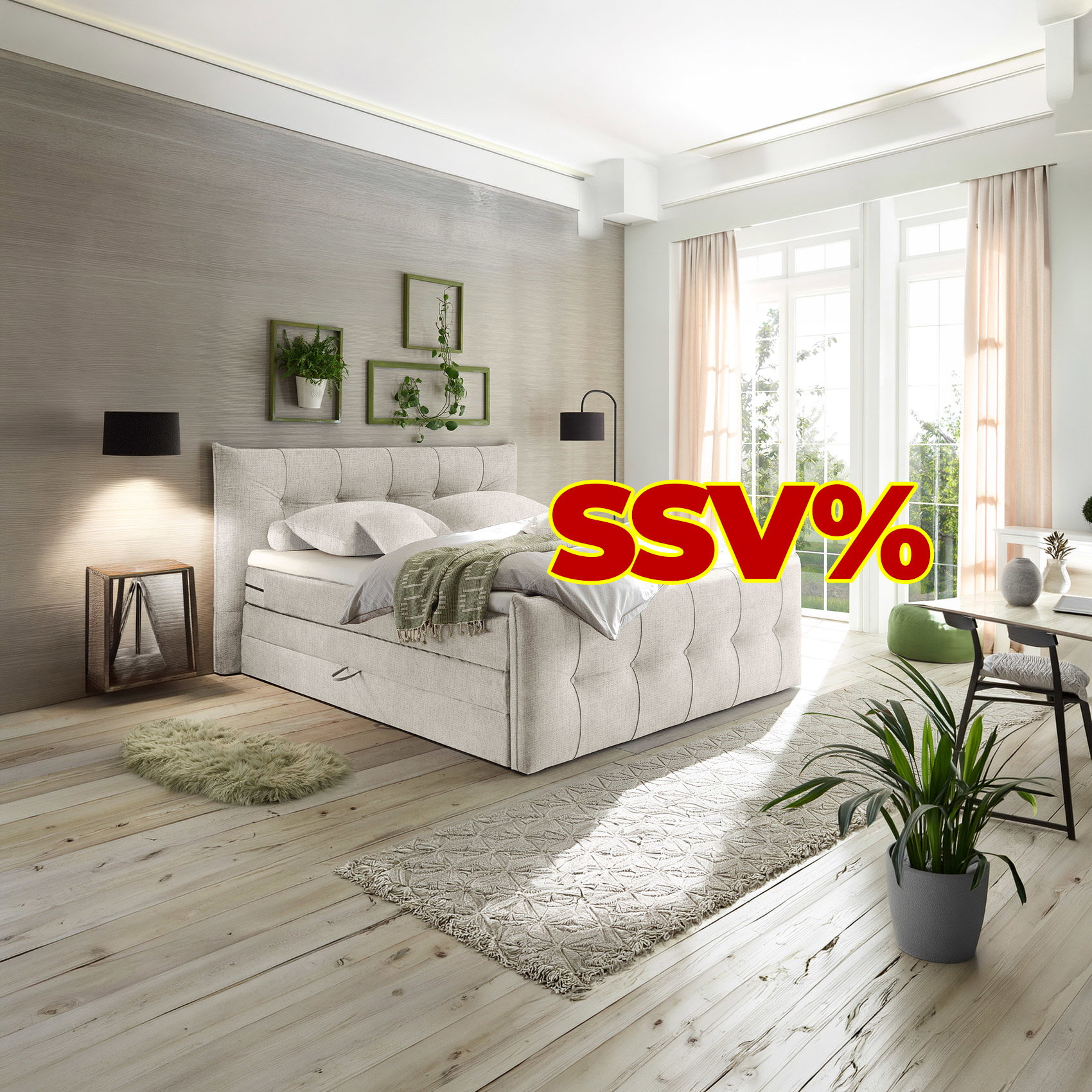 Helles Schlafzimmer mit gepolstertem Boxspringbett, Pflanzen und großem SSV%-Salehinweis.