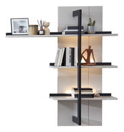 Moderne Wandkombination mit mehreren Regalböden, dekoriert mit Büchern, Pflanzen und Kunstobjekten, seitliche Perspektive.