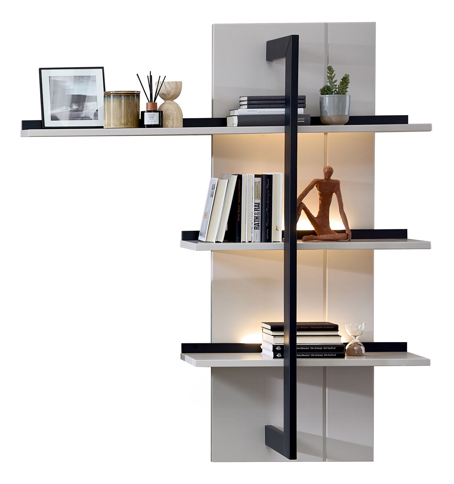 Moderne Wandkombination mit mehreren Regalböden, dekoriert mit Büchern, Pflanzen und Kunstobjekten, seitliche Perspektive.