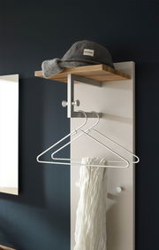 Garderobenpaneel mit Holzablage, Haken und Kleiderbügeln, seitliche Perspektive