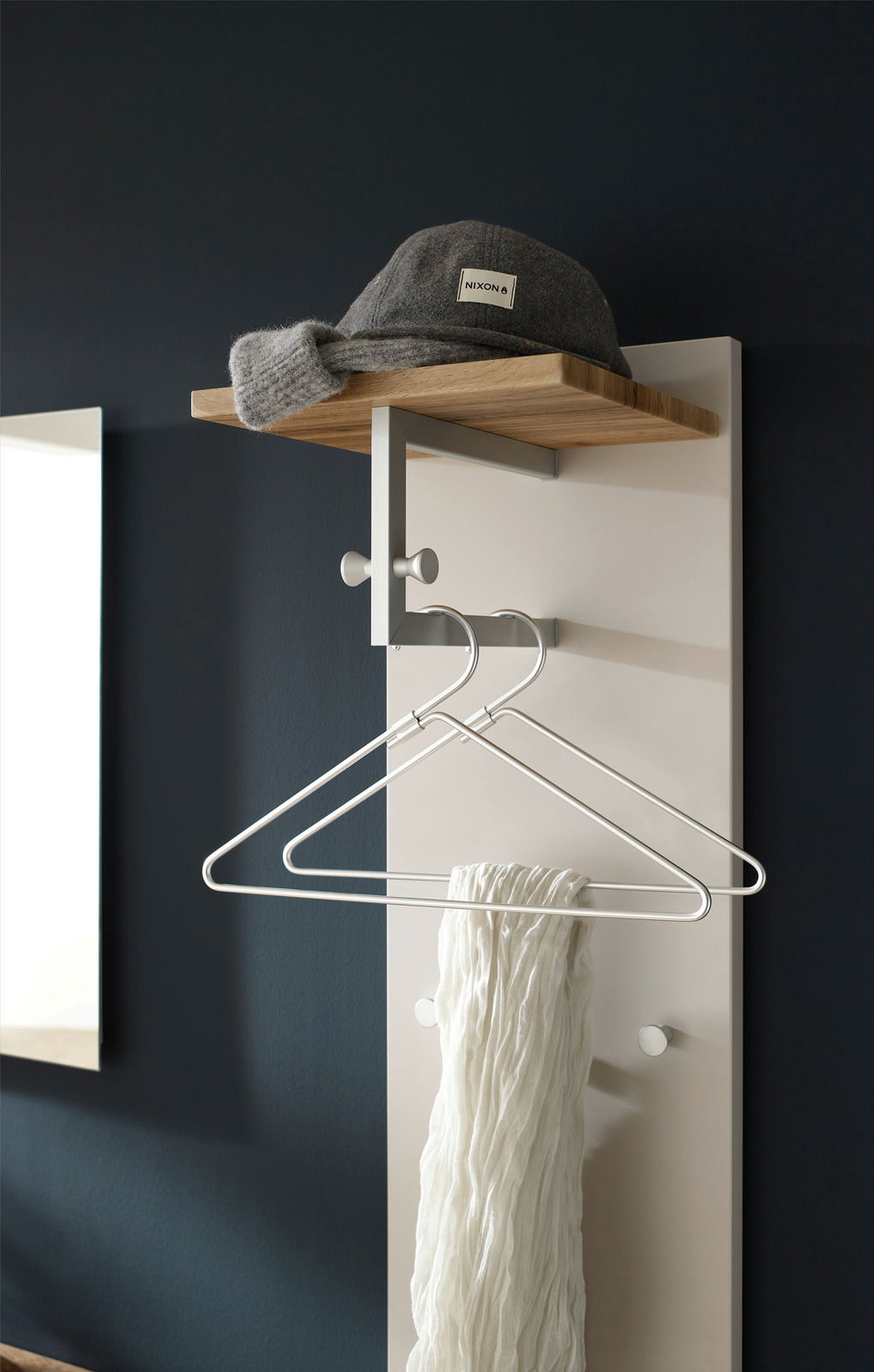 Garderobenpaneel mit Holzablage, Haken und Kleiderbügeln, seitliche Perspektive