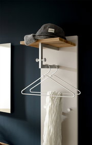 Garderobenpaneel mit Holzablage, Haken und Kleiderbügeln, seitliche Perspektive