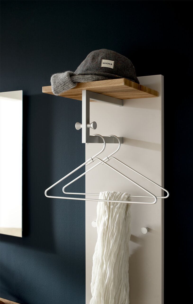 Garderobenpaneel mit Holzablage, Haken und Kleiderbügeln, seitliche Perspektive