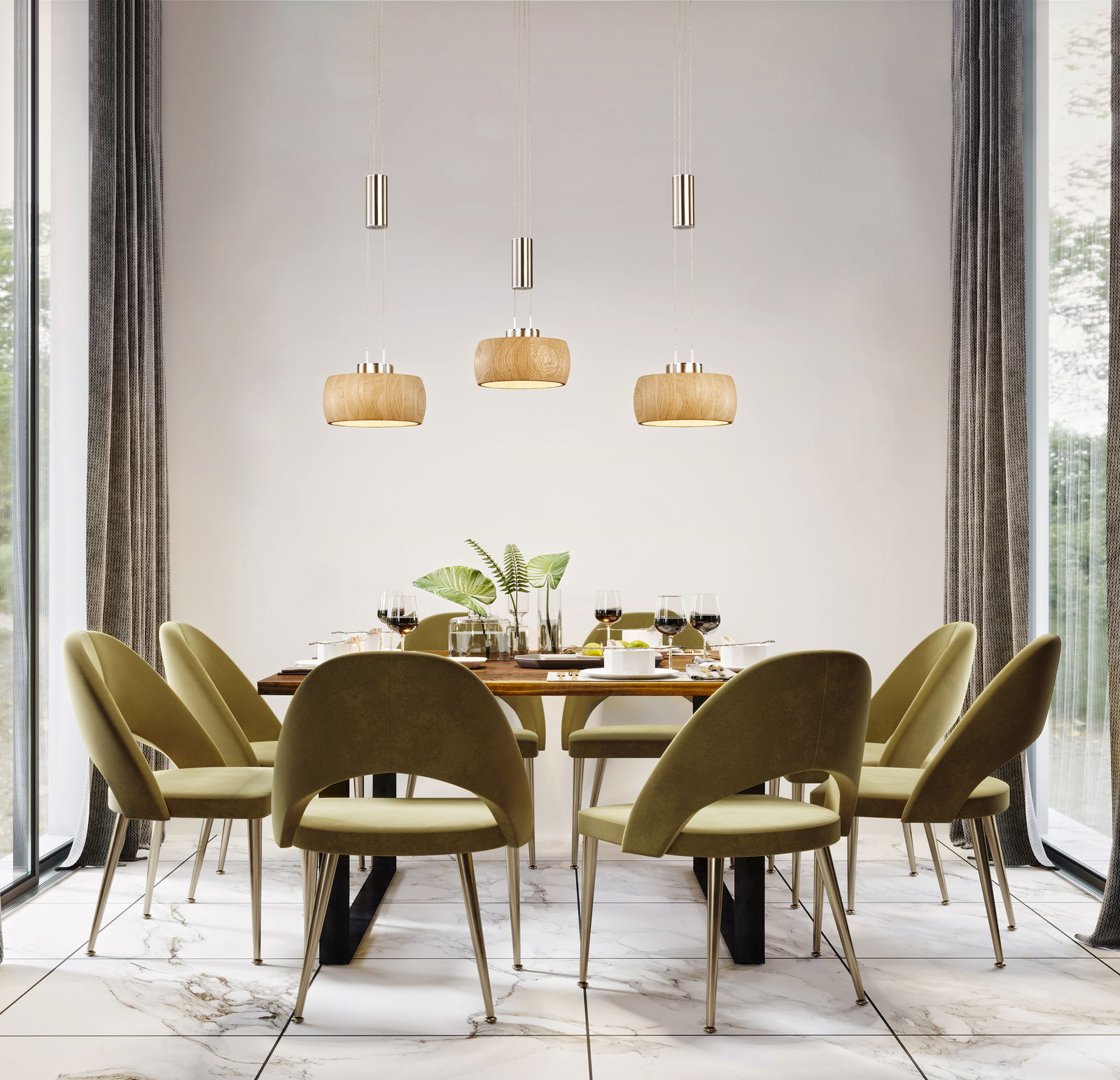 Fischer & Honsel Pendelleuchte SHINE-WOOD Moderne Pendelleuchte über einem stilvoll gedeckten Esstisch mit grünen Stühlen, seitliche Perspektive.