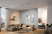 Moderne Wohnzimmeransicht mit PAULMANN Basispendel URAIL, hängend von der Decke über einem stilvollen Sofa, mit Blick auf eine gemütliche und elegante Einrichtung.