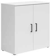 Weiße Kommode mit zwei Türen und schwarzen Griffen, seitliche Perspektive