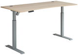 Moderner Schreibtisch mit Motor, seitliche Perspektive, höhenverstellbar mit grauen Metallbeinen und heller Holzplatte.