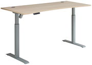 Moderner Schreibtisch mit Motor, seitliche Perspektive, höhenverstellbar mit grauen Metallbeinen und heller Holzplatte.