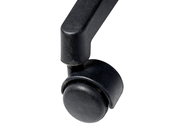 Nahaufnahme einer schwarzen Stuhlrolle von der Seite