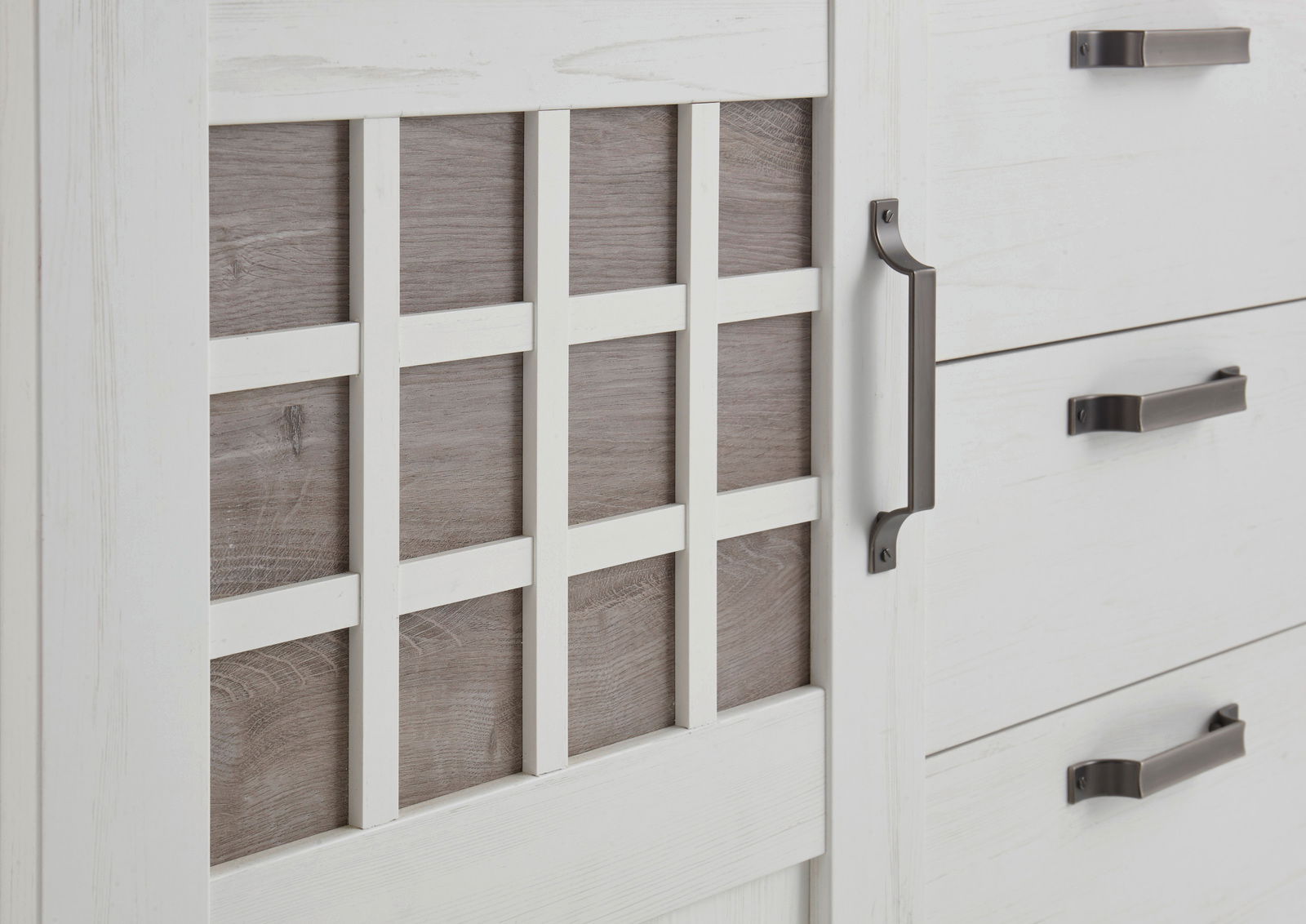 Nahaufnahme eines weißen Kleiderschranks mit fünf Türen, der eine Gitterstruktur und dunkle Griffe zeigt.