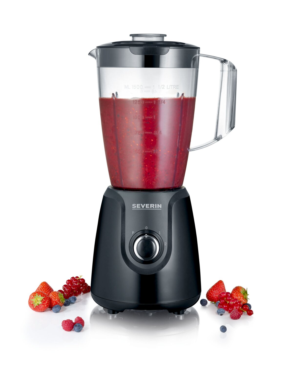 Severin blender met transparante kan gevuld met rode smoothie, zwart onderstel met draaiknop en fruit eromheen, frontaal aanzicht.
