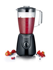 Severin blender met transparante kan gevuld met rode smoothie, zwart onderstel met draaiknop en fruit eromheen, frontaal aanzicht.