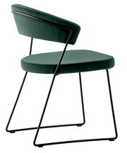 Moderner grüner Stuhl mit schwarzem Metallgestell, seitliche Perspektive