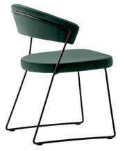 Moderner grüner Stuhl mit schwarzem Metallgestell, seitliche Perspektive