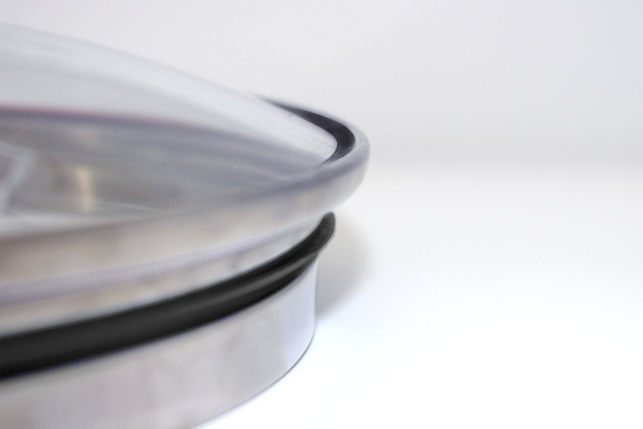 Nahaufnahme eines Topfdeckels mit Dichtung, seitliche Perspektive