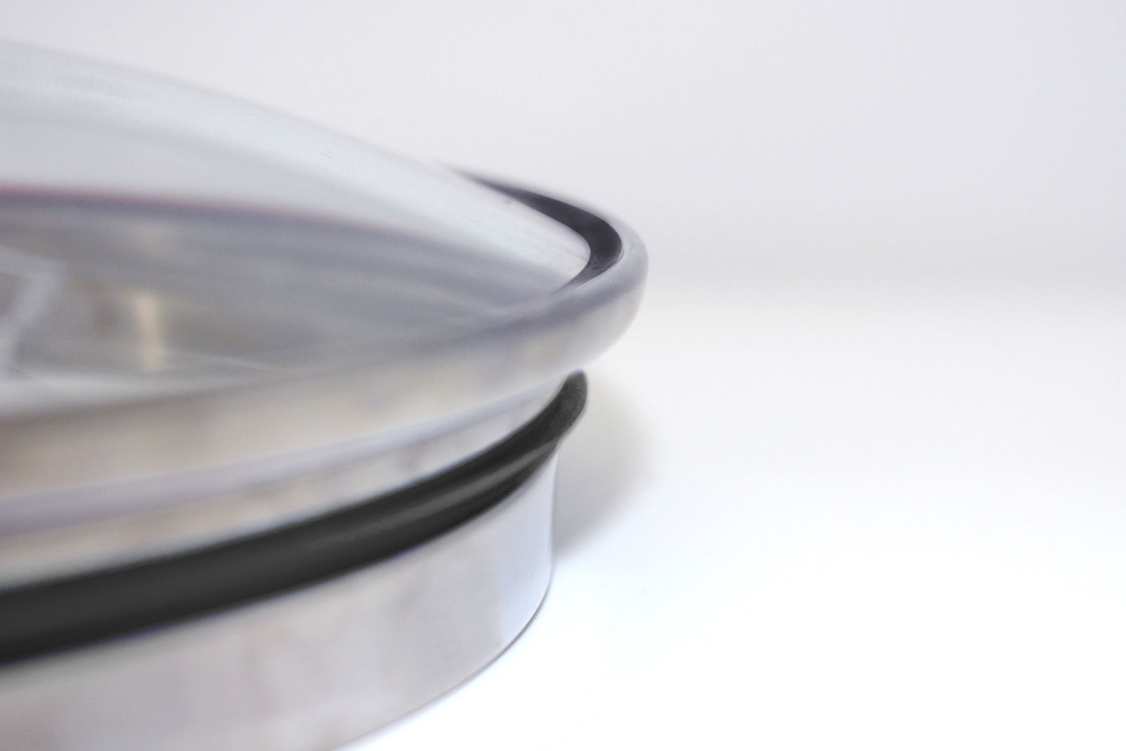 Nahaufnahme eines Topfdeckels mit Dichtung, seitliche Perspektive