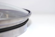 Close-up van een pannendeksel met pakking, zijaanzicht