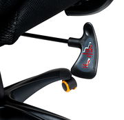 Nahaufnahme eines Hebels an einem Gaming-Stuhl zur Einstellung der Rückenlehne.