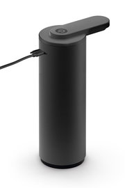 Schwarze elektrische Milchaufschäumer-/Milchschäumer-Kanne mit Deckel und Ein-/Aus-Taste, seitlich eingestecktem Ladekabel, in leicht schräger Frontansicht von oben auf weißem Hintergrund