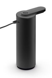 Schwarze elektrische Milchaufschäumer-/Milchschäumer-Kanne mit Deckel und Ein-/Aus-Taste, seitlich eingestecktem Ladekabel, in leicht schräger Frontansicht von oben auf weißem Hintergrund