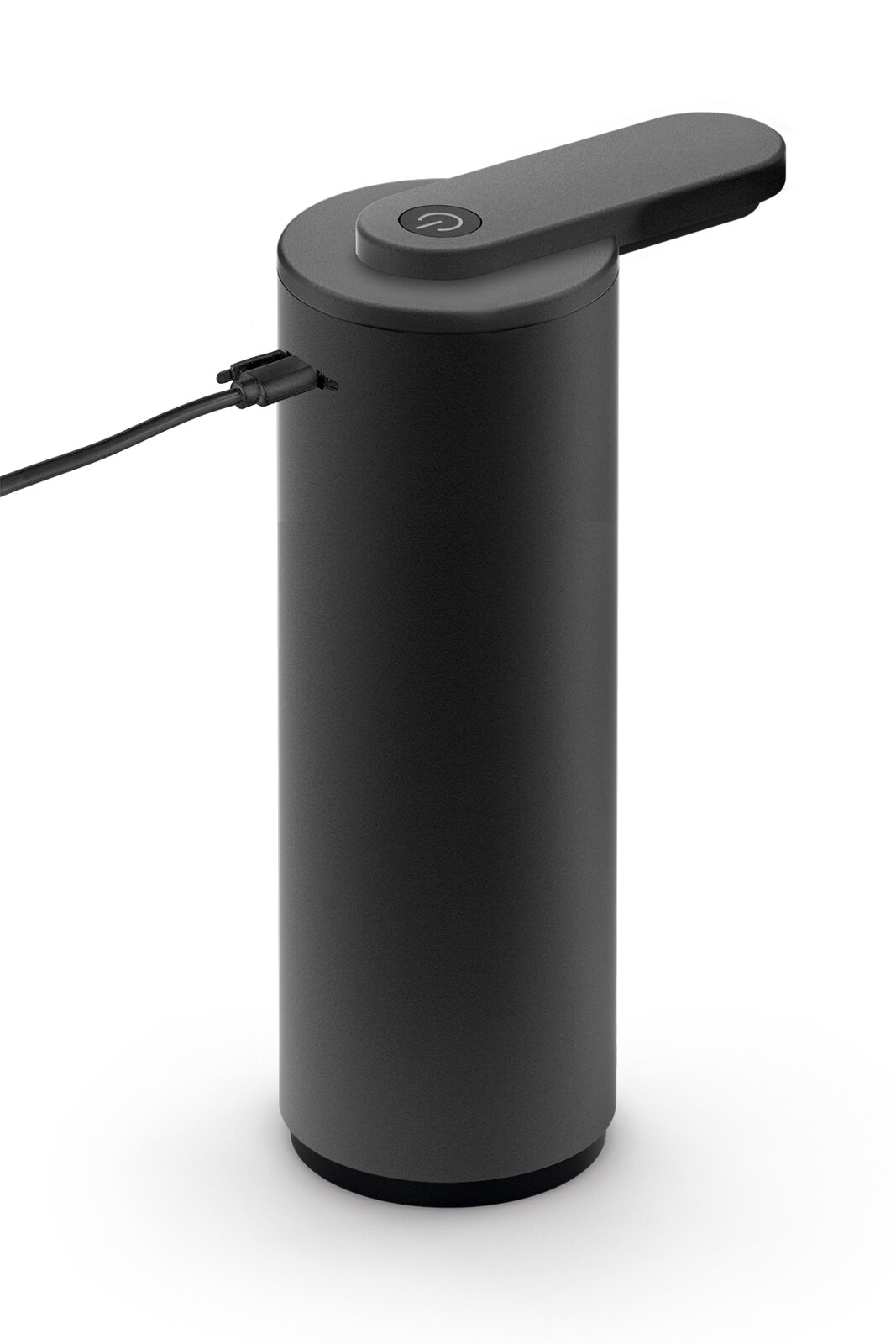 Schwarze elektrische Milchaufschäumer-/Milchschäumer-Kanne mit Deckel und Ein-/Aus-Taste, seitlich eingestecktem Ladekabel, in leicht schräger Frontansicht von oben auf weißem Hintergrund