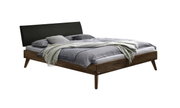 Modern bedframe met donkerhouten frame en zwart hoofdeinde, zijaanzicht