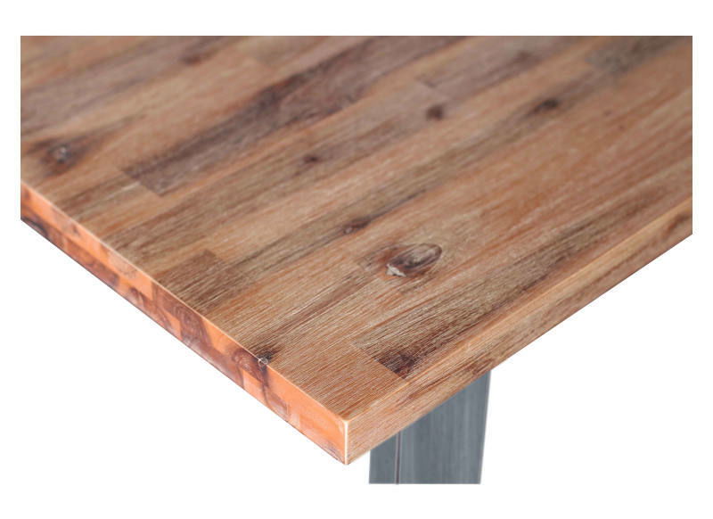 Nahaufnahme einer Tischplatte aus Holz mit natürlicher Maserung, perspektivisch von oben rechts fotografiert.