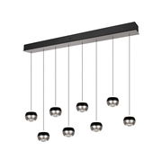 Moderne Pendelleuchte mit acht kugelförmigen Lampen, von unten betrachtet.