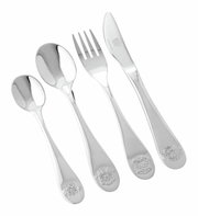 4-teiliges Edelstahlbesteckset mit Löffel, Gabel und Messer, von oben fotografiert, mit geprägten Tiermotiven auf den Griffen.