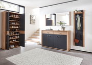 Moderne Garderobeneinrichtung mit Schuhschrank, Spiegel und Garderobenpaneel in Holzoptik und dunklen Fronten, seitliche Perspektive.